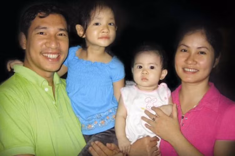 “Táo Kinh Tế” Quang Thắng kết hôn ở 34 tuổi. Vợ nam danh hài tên Thanh Hải, kém chồng 11 tuổi. Để ý đến vợ từ năm cô học lớp 11 nhưng đến một năm sau anh mới ngỏ lời yêu và tổ chức đám cưới khi cô tốt nghiệp đại học. (Ảnh: Zing News) 