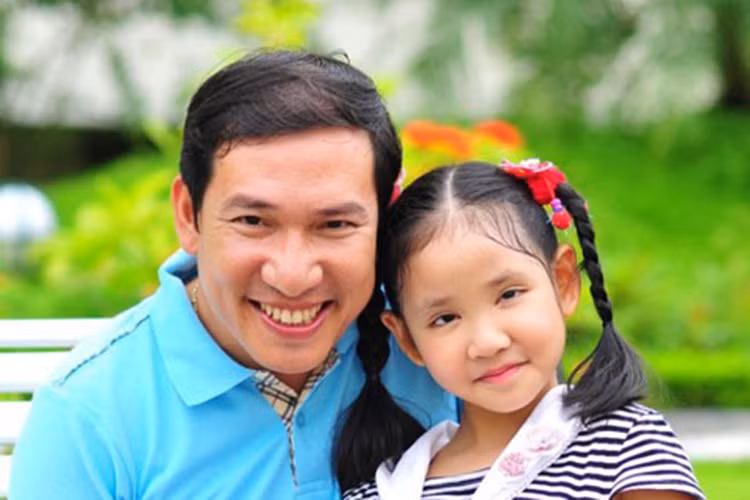 Vợ chồng Quang Thắng đã có hai cô công chúa xinh xắn, đáng yêu. Ngoài ra, anh còn có cậu con trai út nhưng hình ảnh và thông tin của bé hiếm khi được anh chia sẻ với khán giả. (Ảnh: Zing News)