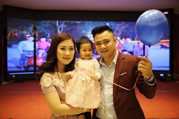 Lập gia đình lần này, Tự Long dường như không quá kín tiếng như trước. Thay vì giấu kỹ, trên trang cá nhân, gương mặt kỳ cựu của “Táo quân” thường xuyên chia sẻ những khoảnh khắc hạnh phúc gia đình của mình. (Ảnh: Facebook nhân vật) 