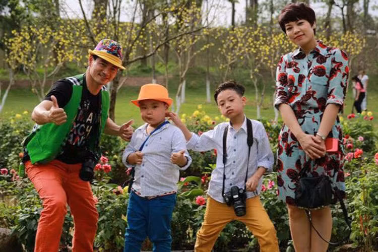 Mặc dù bận rộn với công việc nhưng vợ chồng Xuân Bắc vẫn tự tay chăm sóc hai cậu con trai mà không cần nhờ đến người giúp việc. “Nam Tào” từng chia sẻ, với anh tất cả mệt mỏi, muộn phiền đều tan biến khi được trở về nhà bên vợ con. (Ảnh: Giadinhnet) 