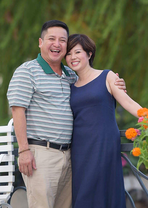  Danh hài "Táo quân" và bà xã còn làm việc cùng nhau tại Nhà hát Tuổi trẻ Hà Nội. Đều là những người nổi tiếng nhưng khi ở nhà, cả hai vẫn chỉ là người chồng, người vợ đơn thuần cùng nhau vun vén tổ ấm nhỏ của mình. (Ảnh: Facebook nhân vật) 