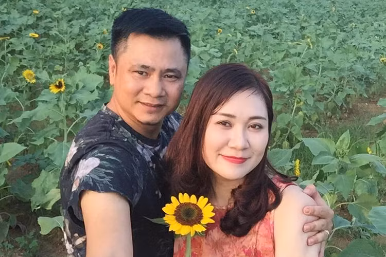 Bà xã Tự Long sở hữu nhan sắc xinh đẹp. Cô tên Minh Nguyệt, công tác tại Đại học Văn hóa Nghệ thuật Quân đội. Theo chia sẻ của nam nghệ sĩ, vợ anh rất yêu nghệ thuật và cả hai cũng tâm đầu ý hợp. (Ảnh: Facebook nhân vật) 