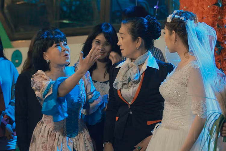 Viet Huong dong phim ca nhac cung em gai xinh dep-Hinh-2