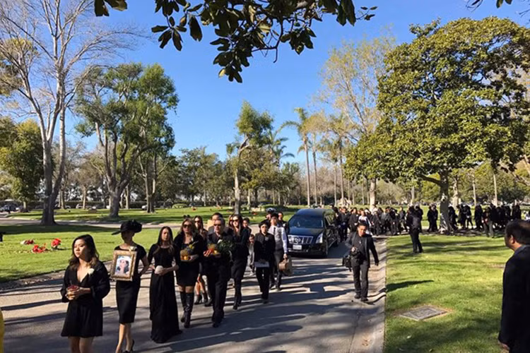 MC Kỳ Duyên mang di ảnh mẹ lặng lẽ cùng gia đình, bạn bè đưa tiễn bà về nơi an nghỉ cuối cùng. Chuyên gia trang điểm Nhật Bình chia sẻ dù đau buồn vì sự ra đi của mẹ nhưng chị vẫn mạnh mẽ, bình tĩnh để lo đám tang chu đáo.