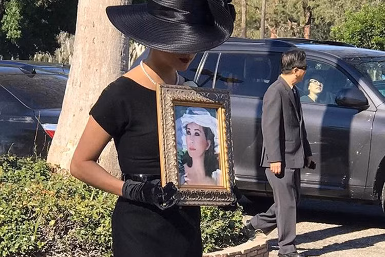 Trên trang cá nhân, chuyên gia trang điểm Nhật Bình - đàn em thân thiết của MC Kỳ Duyên - chia sẻ những hình ảnh xúc động trong đám tang bà Đặng Tuyết Mai ở Mỹ.