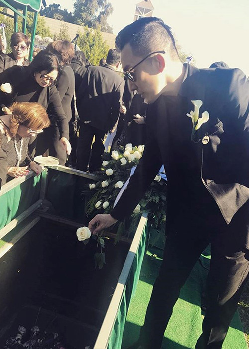 Chuyên gia trang điểm Nhật Bình đặt cành hoa hồng trắng vào mộ phần của mẹ của MC Kỳ Duyên. Chia sẻ về đám tang trên trang cá nhân, anh viết: "Một đám tang vẫn mang tính truyền thống châu Á nhưng lại rất văn minh và hiện đại cần được noi theo. Thấy được người thân vui vẻ lúc chia tay sẽ làm người nằm lại cảm thấy thanh thản và nhẹ nhàng hơn".