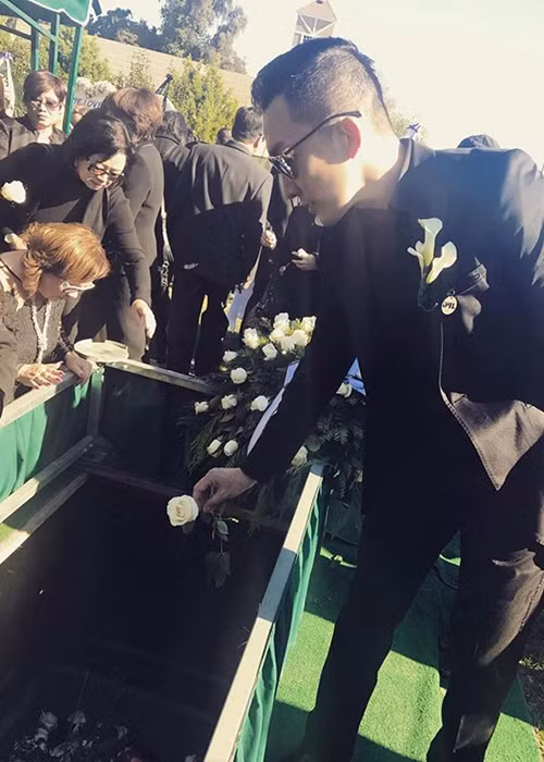 Chuyên gia trang điểm Nhật Bình đặt cành hoa hồng trắng vào mộ phần của mẹ của MC Kỳ Duyên. Chia sẻ về đám tang trên trang cá nhân, anh viết: "Một đám tang vẫn mang tính truyền thống châu Á nhưng lại rất văn minh và hiện đại cần được noi theo. Thấy được người thân vui vẻ lúc chia tay sẽ làm người nằm lại cảm thấy thanh thản và nhẹ nhàng hơn".