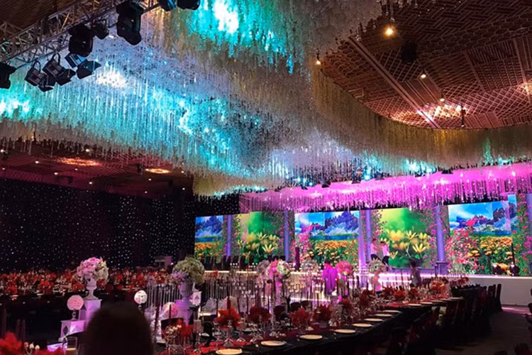 Khu vực diễn ra hôn lễ trông vô cùng sang trọng lộng lẫy khi 20.000 viên đá pha lê được gắn trên trần. (Ảnh: Zing)