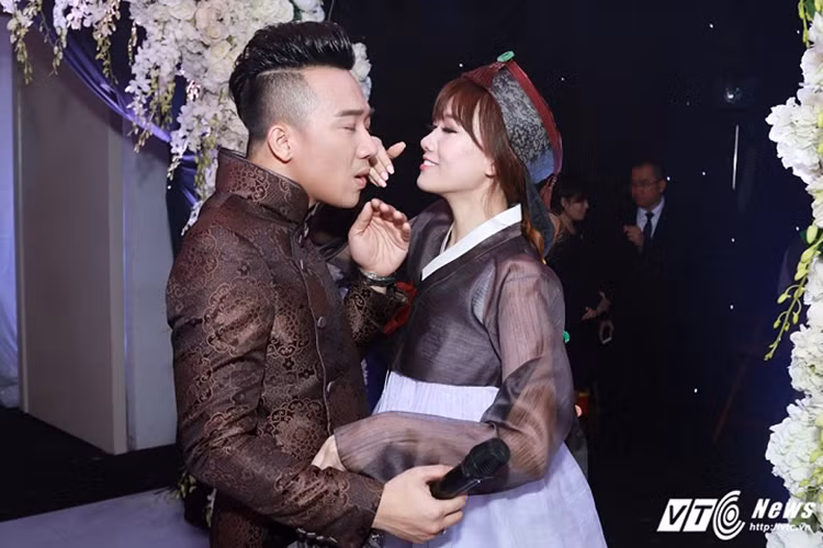 Trước đám cưới, Trấn Thành - Hari Won đã trải qua chặng đường hẹn hò không mấy yên ả. Vì vậy, khi xem lại clip về hành trình yêu, chú rể không kìm được cảm xúc. (Ảnh: VTC)