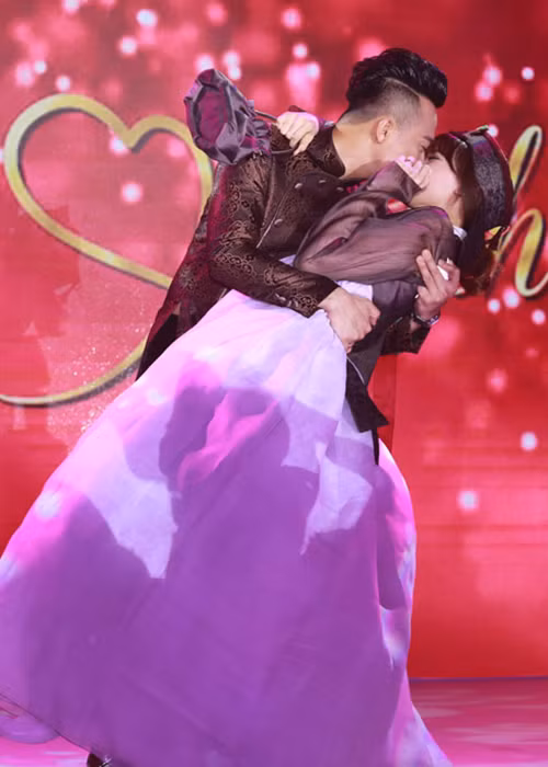 Trước yêu cầu của khách mời, Trấn Thành - Hari Won không ngần ngại khóa môi nhau đầy say đắm. (Ảnh: Dân Việt)