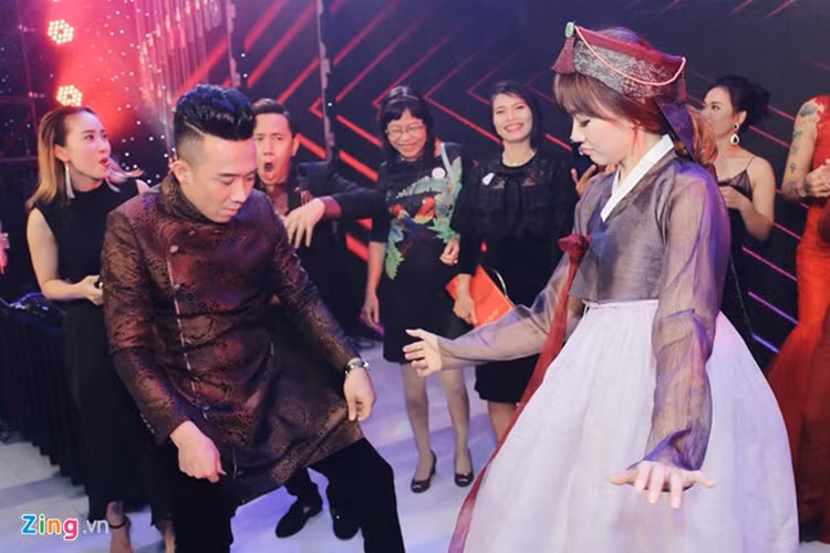 Cặp vợ chồng Vbiz nổi tiếng đã quậy tưng bừng trong ngày vui khi cùng nhảy múa bên các khách mời. (Ảnh: Zing)