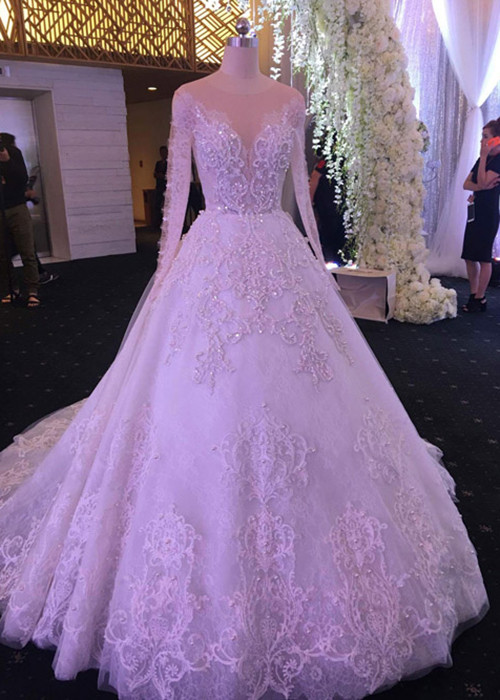 Ngoài tự tay lên ý tưởng cho tiệc cưới cổ tích 2 tỷ đồng, Trấn Thành còn đặt may riêng hai chiếc váy cưới cho cô dâu. Một trong hai chiếc váy trị giá 10.000 USD. (Ảnh: Dân Việt)