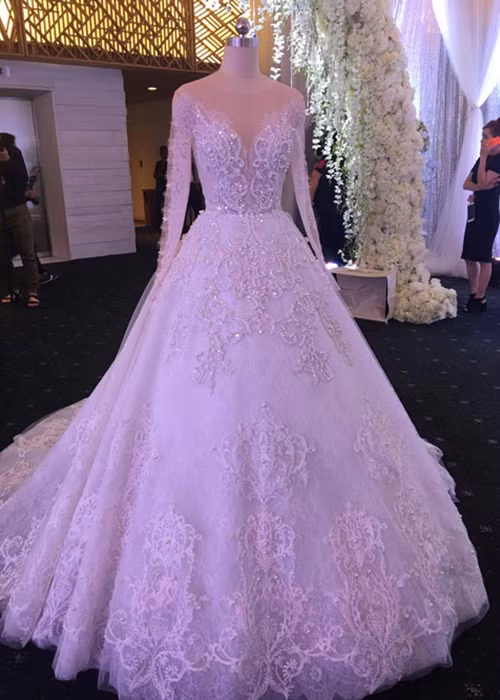 Ngoài tự tay lên ý tưởng cho tiệc cưới cổ tích 2 tỷ đồng, Trấn Thành còn đặt may riêng hai chiếc váy cưới cho cô dâu. Một trong hai chiếc váy trị giá 10.000 USD. (Ảnh: Dân Việt)