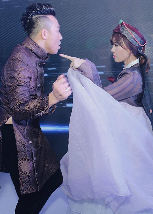 Kết thúc tiệc cưới, vợ chồng Trấn Thành trở về hình ảnh nhắng nhít ở đời thường. (Ảnh: Zing)