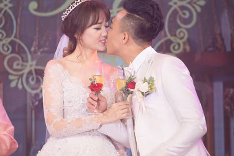 Cùng thực hiện nghi thức uống rượt giao bôi, Trấn Thành - Hari Won trao nhau nụ hôn tình cảm. (Ảnh: Dân Việt)