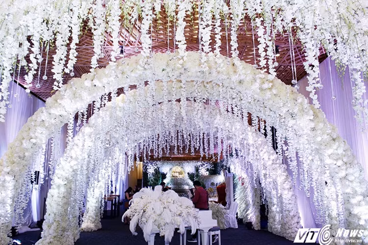 Tối qua (25/12), đám cưới Trấn Thành - Hari Won tổ chức tại một trung tâm tiệc cưới 5 sao tại Sài Gòn đã thu hút sự quan tâm đặc biệt của dư luận. (Ảnh: VTC)
