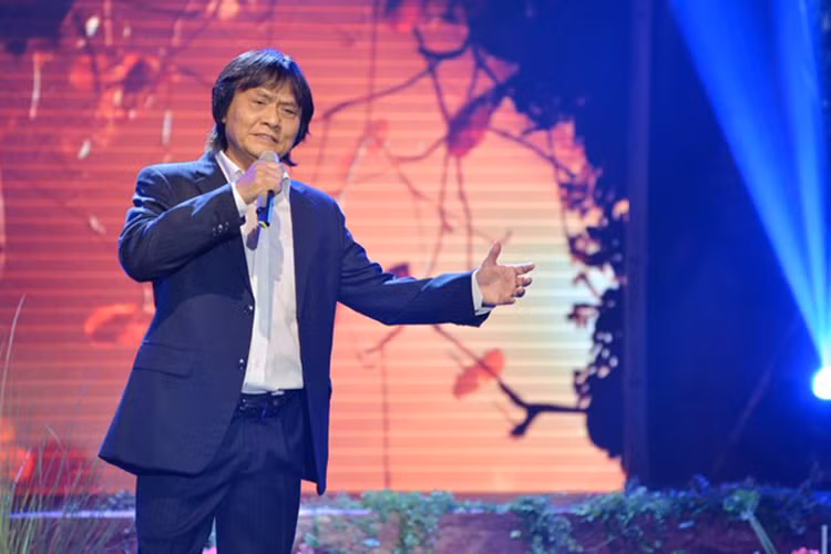 Tháng 8/2016, giọng ca gạo cội lại hát rất da diết ca khúc "Nỗi nhớ mùa đông" trong chương trình "Thay lời muốn nói" với chủ đề "Hương quê". (Ảnh: Zing)