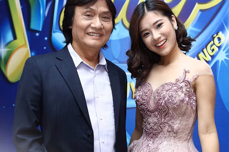 Khi biết tin dữ, Hoàng Yến Chibi vô cùng bàng hoàng. "Chú ơi, chú dậy đi được không ạ? Chú và con còn chưa ngồi xem cùng nhau để xem mình hát thế nào, đã cố gắng thế nào mà chú? Chú khản giọng vào bệnh viện chú vẫn cố gắng thuộc từng lời bài hát để giúp con thi tốt hơn. Mà sao giờ chú lại nằm đó không dậy nữa rồi ạ?...(Ảnh: Fanpage Hoán chuyển bất ngờ)