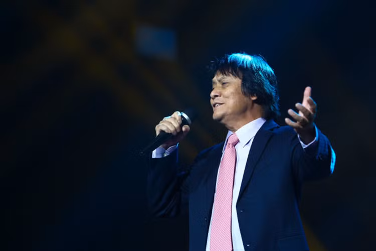 Trong show của nhạc sĩ Phú Quang, nghệ sĩ Quang Lý đã hát rất nồng nàn hai ca khúc: "Ngày mai" và "Dòng sông trở lại". (Ảnh: Tuổi trẻ)