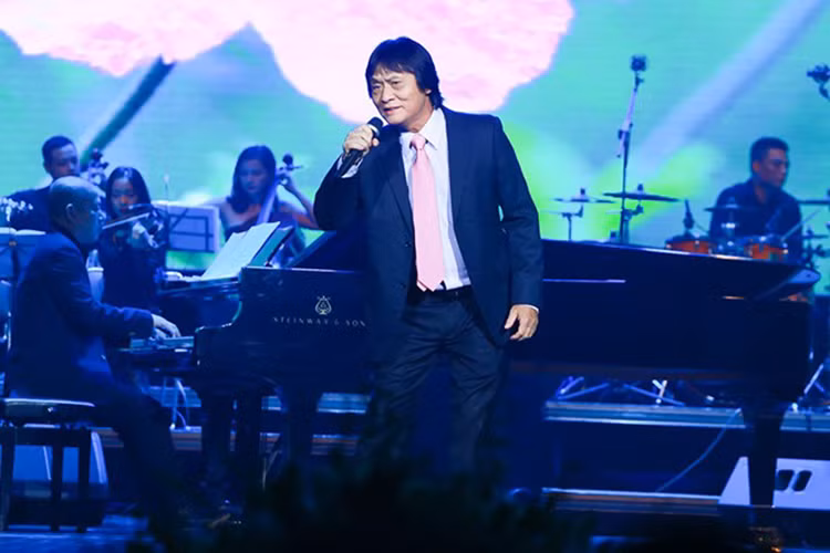 Trước gameshow "Hoán chuyển bất ngờ", cố nghệ sĩ từng tham gia đêm nhạc Phú Quang diễn ra vào tối ngày 3/11 tại Hà Nội. (Ảnh: Zing)