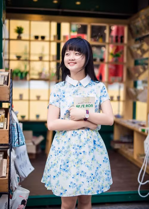 Ở ngoài đời, sao nhí “Tôi thấy hoa vàng trên cỏ xanh” rất dễ thương. Dù bận rộn đóng phim nhưng em vẫn không lơ là việc học tập. (Ảnh: Facebook nhân vật)