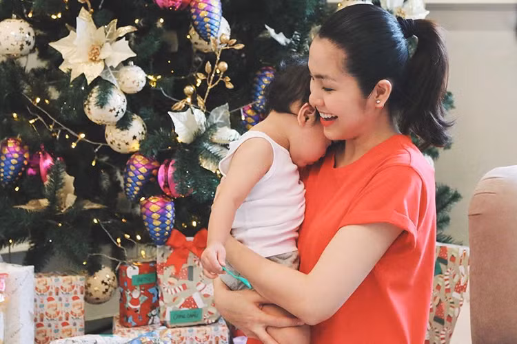 Mới đây, trên trang cá nhân Instagram, Tăng Thanh Hà vừa chia sẻ hình ảnh hạnh phúc bên cậu con trai đầu lòng khi đón Giáng sinh sớm. (Ảnh: Instagram nhân vật) 