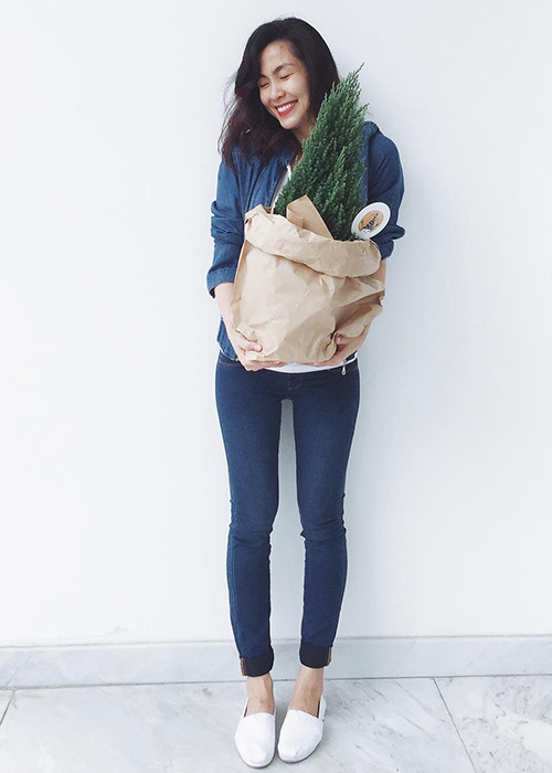 Nữ diễn viên phim “Bỗng dưng muốn khóc” tìm cách để che bụng trong một bức ảnh được chia sẻ trên trang cá nhân. (Ảnh: Instagram nhân vật) 