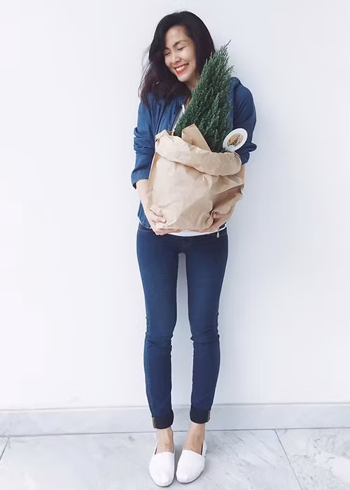 Nữ diễn viên phim “Bỗng dưng muốn khóc” tìm cách để che bụng trong một bức ảnh được chia sẻ trên trang cá nhân. (Ảnh: Instagram nhân vật) 