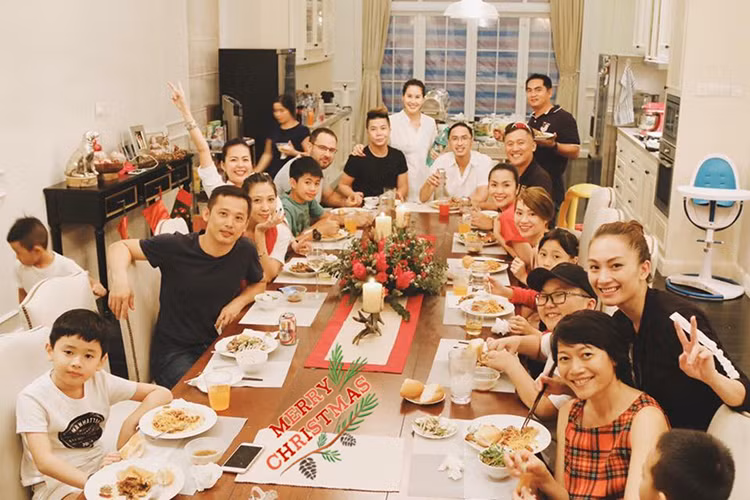 Nữ diễn viên “Hương phù sa” cùng chồng con đã chào mừng Giáng sinh bên bạn bè. (Ảnh: Facebook diễn viên Thân Thúy Hà) 