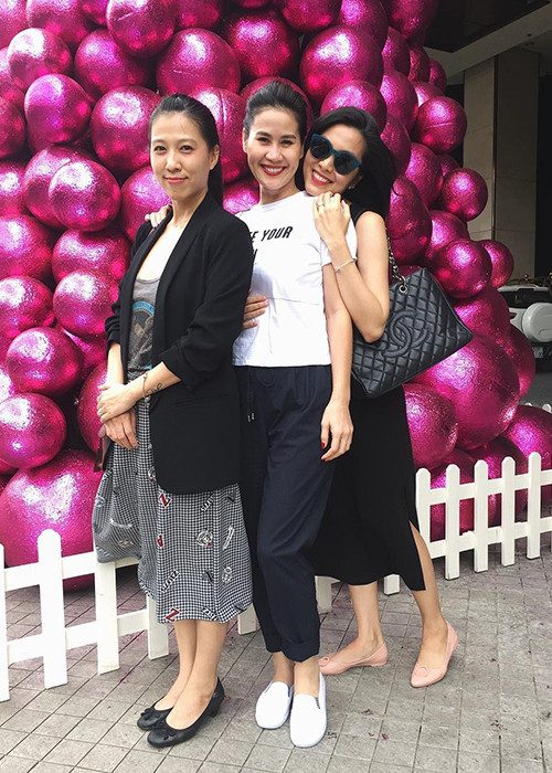 Mỗi khi xuất hiện, nữ diễn viên thường diện trang phục rộng che khéo vòng 2. (Ảnh: Facebook diễn viên Thân Thúy Hà) 