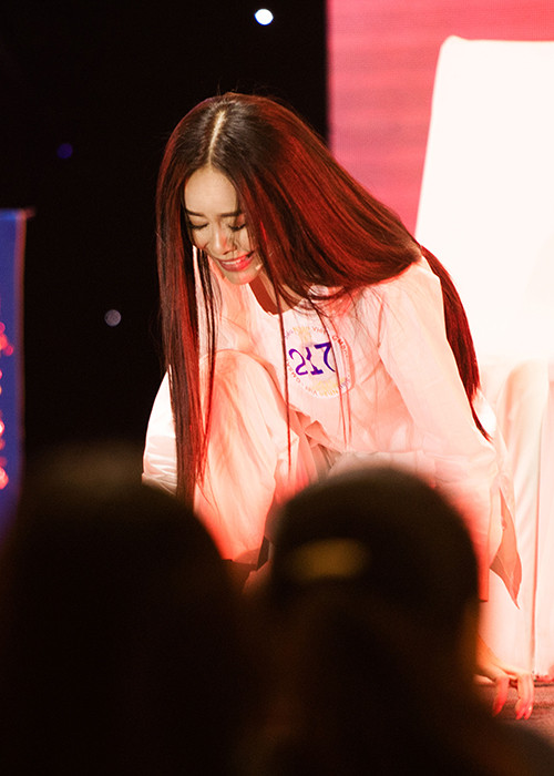 Tân Hoa hậu Điện ảnh 2016 đã hóa thân vào nhân vật một cách rất nhập tâm với nhiều sắc thái biến đổi liên tục.