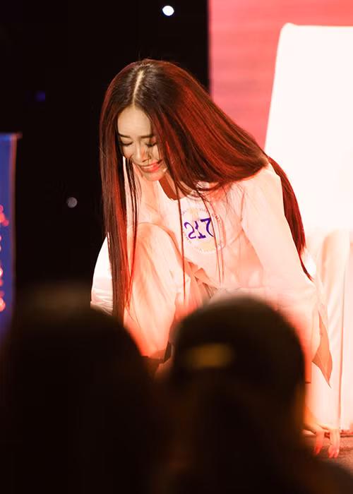 Tân Hoa hậu Điện ảnh 2016 đã hóa thân vào nhân vật một cách rất nhập tâm với nhiều sắc thái biến đổi liên tục.