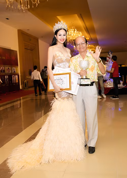 Tân Hoa hậu Điện ảnh 2016 nhận được lời chúc mừng từ nguyên hiệu trưởng Trường Sân khấu Điện ảnh TP HCM - Hà Quang Văn.