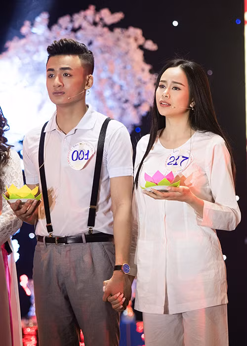 Hình ảnh Sella Trương bên bạn diễn trong tiết mục tranh ngôi vị cao nhất của cuộc thi Gương mặt Sân khấu - Điện ảnh Triển vọng 2016 .