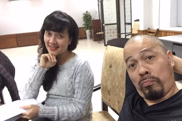 Nam thiết kế tiết lộ với Vietnamnet rằng cách đây 2 tháng, anh và đạo diễn Đỗ Thanh Hải đã lên ý tưởng về trang phục cho dàn diễn viên tham gia Táo quân 2017. (Ảnh: Facebook NTK Đức Hùng)