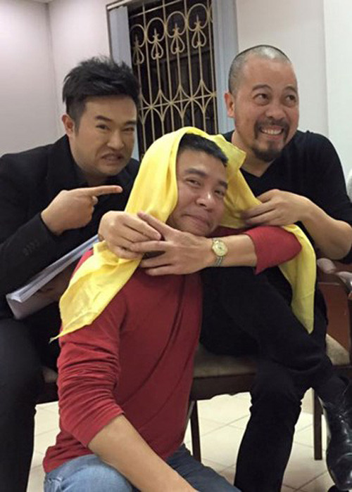 Năm ngoái, NTK Đức Hùng cũng thường xuyên ghé qua xem các nghệ sĩ tham gia Táo quân tập luyện. (Ảnh: Facebook NTK Đức Hùng)