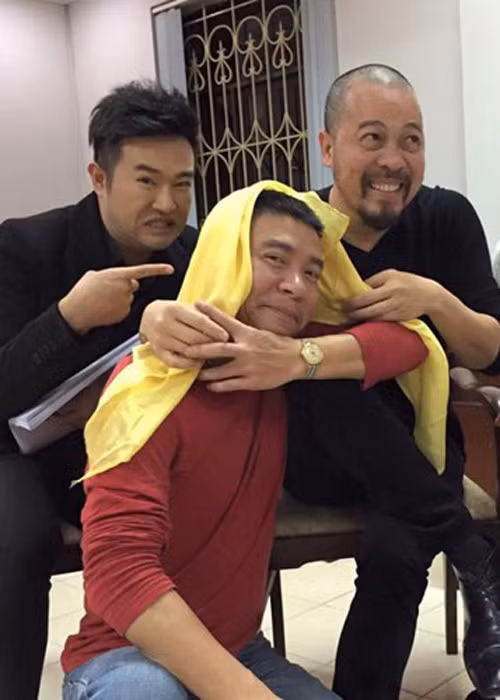 Năm ngoái, NTK Đức Hùng cũng thường xuyên ghé qua xem các nghệ sĩ tham gia Táo quân tập luyện. (Ảnh: Facebook NTK Đức Hùng)