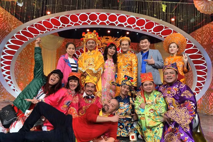 Hình ảnh NTK Đức Hùng bên dàn Táo quân 2016 sau buổi ghi hình chương trình. (Ảnh: Facebook NTK Đức Hùng)