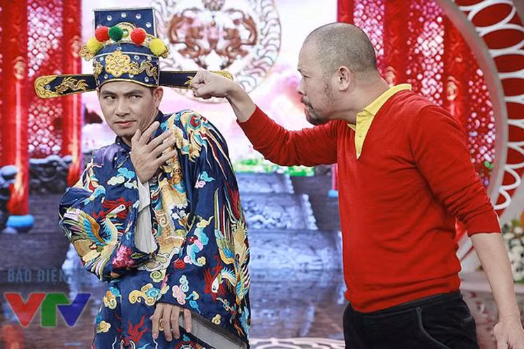 Nhiều năm đảm nhận trang phục cho Táo quân, nam thiết kế rất thân thiết với ê-kíp. (Ảnh: VTV)
