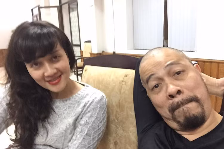 Là người phục trách về trang phục cho các Táo trong nhiều năm, NTK Đức Hùng thường xuyên có mặt trong các buổi tập để có thể lên thiết kế phù hợp nhất. (Ảnh: Facebook NTK Đức Hùng)