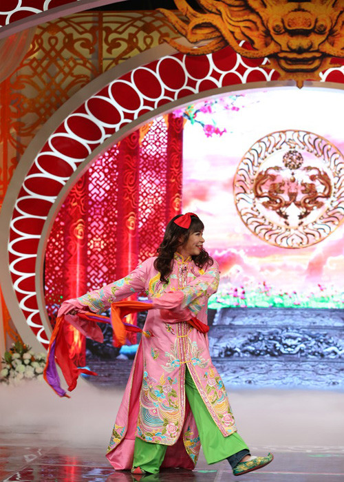 Còn nhớ trong Táo quân 2016, nhân vật Cô Đẩu đã diện thiết kế mang tông màu hồng kèm dải lụa để phù hợp với câu thoại có từ bung lụa. (Ảnh: Zing)