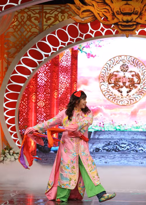 Còn nhớ trong Táo quân 2016, nhân vật Cô Đẩu đã diện thiết kế mang tông màu hồng kèm dải lụa để phù hợp với câu thoại có từ bung lụa. (Ảnh: Zing)