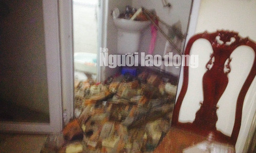 Một bức tường nhà dân gần đó bị vỡ vụn.