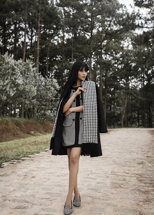 Trương Thị May khoe đôi chân thon dài trong bối cảnh ở một con đường khá vắng người ở Đà Lạt.