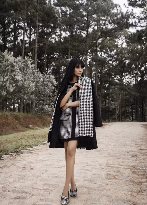 Trương Thị May khoe đôi chân thon dài trong bối cảnh ở một con đường khá vắng người ở Đà Lạt.