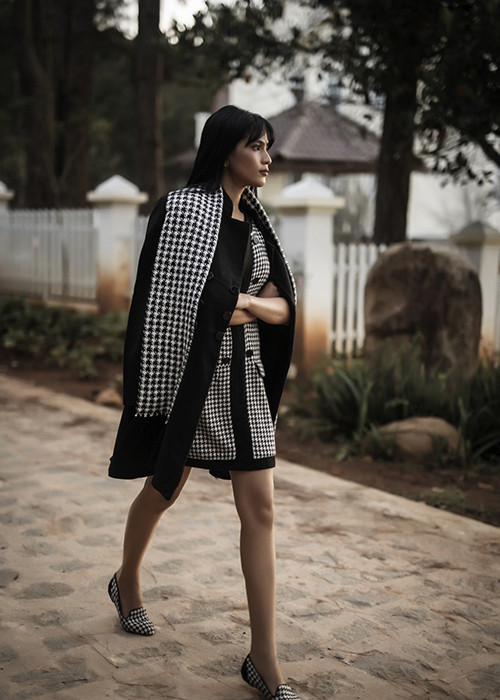 Trong bộ ảnh mới, Á hậu Trương Thị May vẫn chọn trang phục mang hai tông màu yêu thích: trắng và đen.