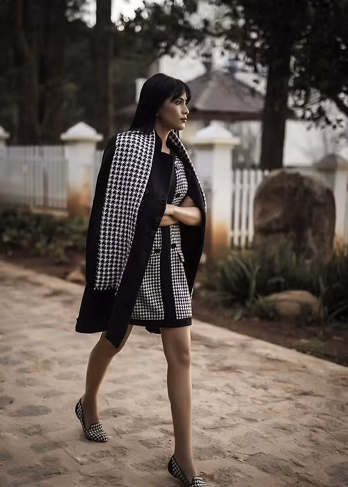 Trong bộ ảnh mới, Á hậu Trương Thị May vẫn chọn trang phục mang hai tông màu yêu thích: trắng và đen.