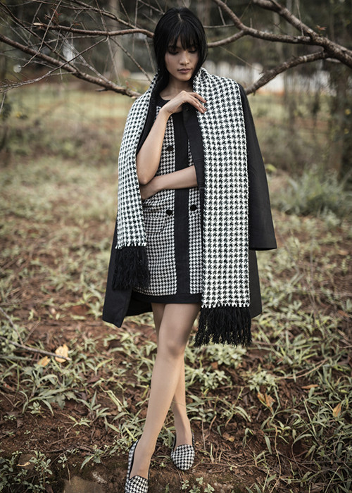 Ngôi sao ăn chay đẹp nhất châu Á năm 2014 một mình dạo quanh bờ hồ tại Đà Lạt.