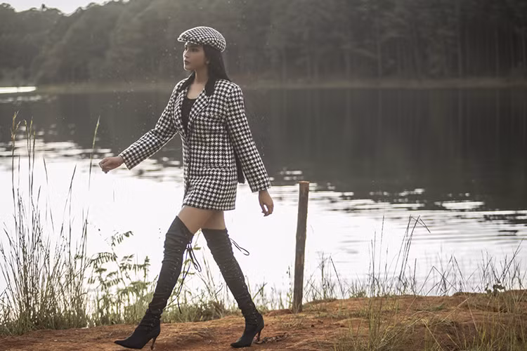 Người đẹp cũng dành lời chúc bình an, hạnh phúc đến mọi người, đặc biệt mong mẹ, bà ngoại và gia đình luôn vui vẻ, hạnh phúc và ngập tràn tiếng cười.