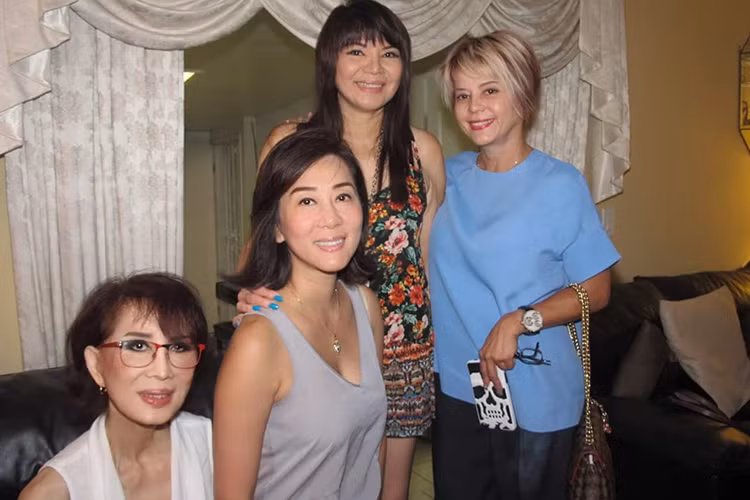 Trước khi kết hôn với bố đẻ của MC Kỳ Duyên, bà Tuyết Mai từng là một tiếp viên hàng không (Ảnh: Facebook MC Kỳ Duyên) 